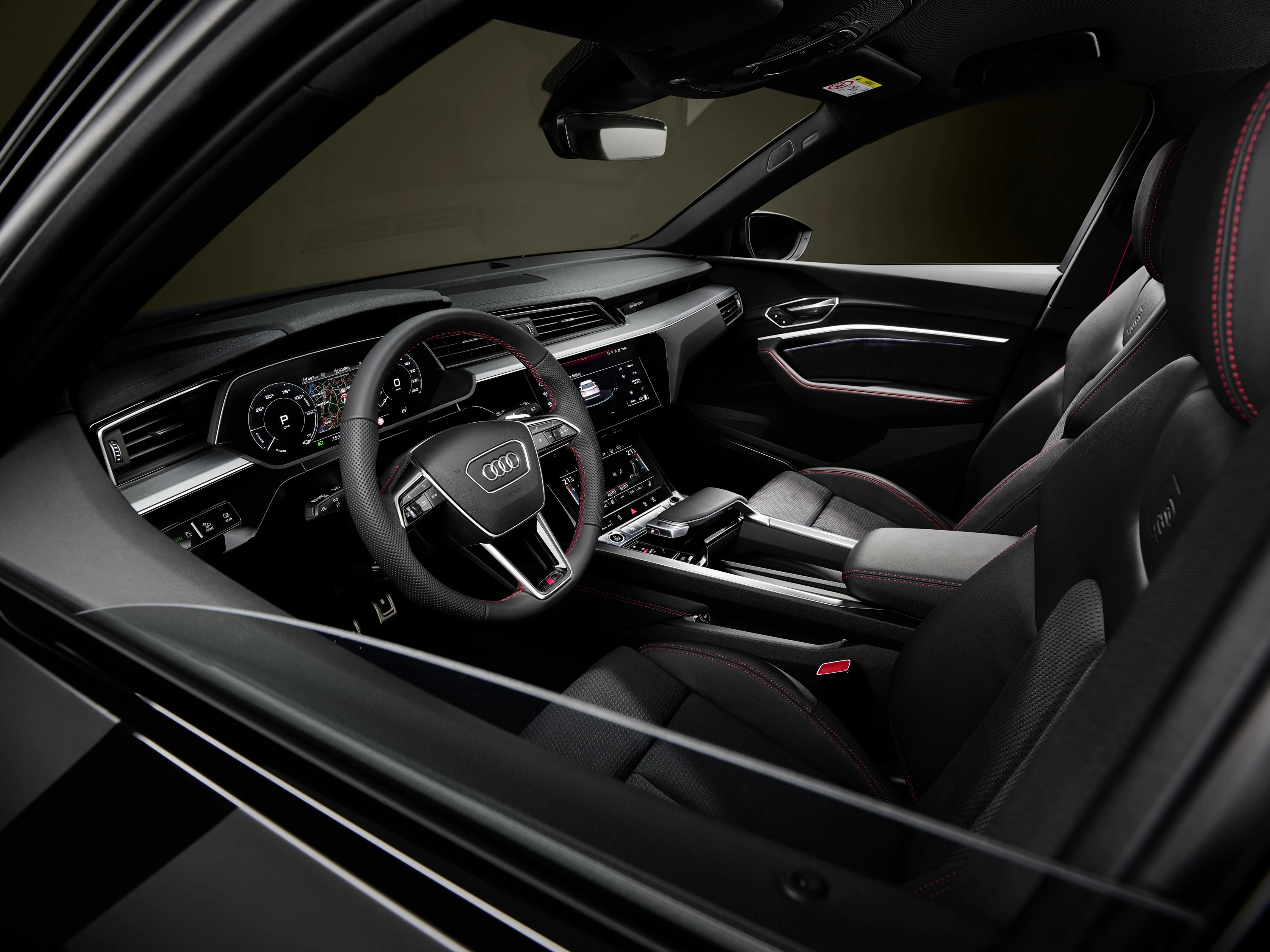 Audi Q8 e-tron edition Dakar frontseats view