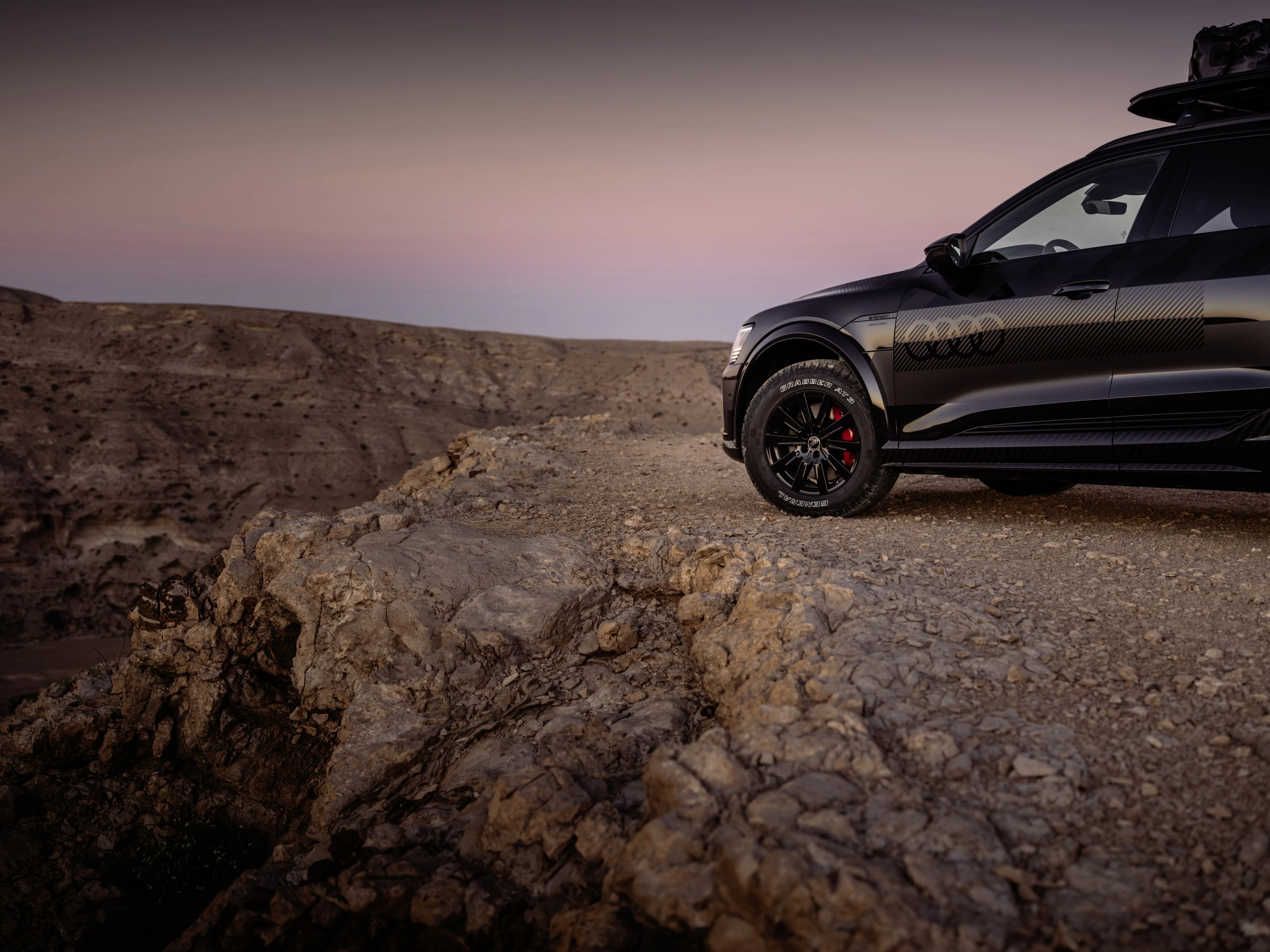 Audi Q8 e-tron edition Dakar wheels view