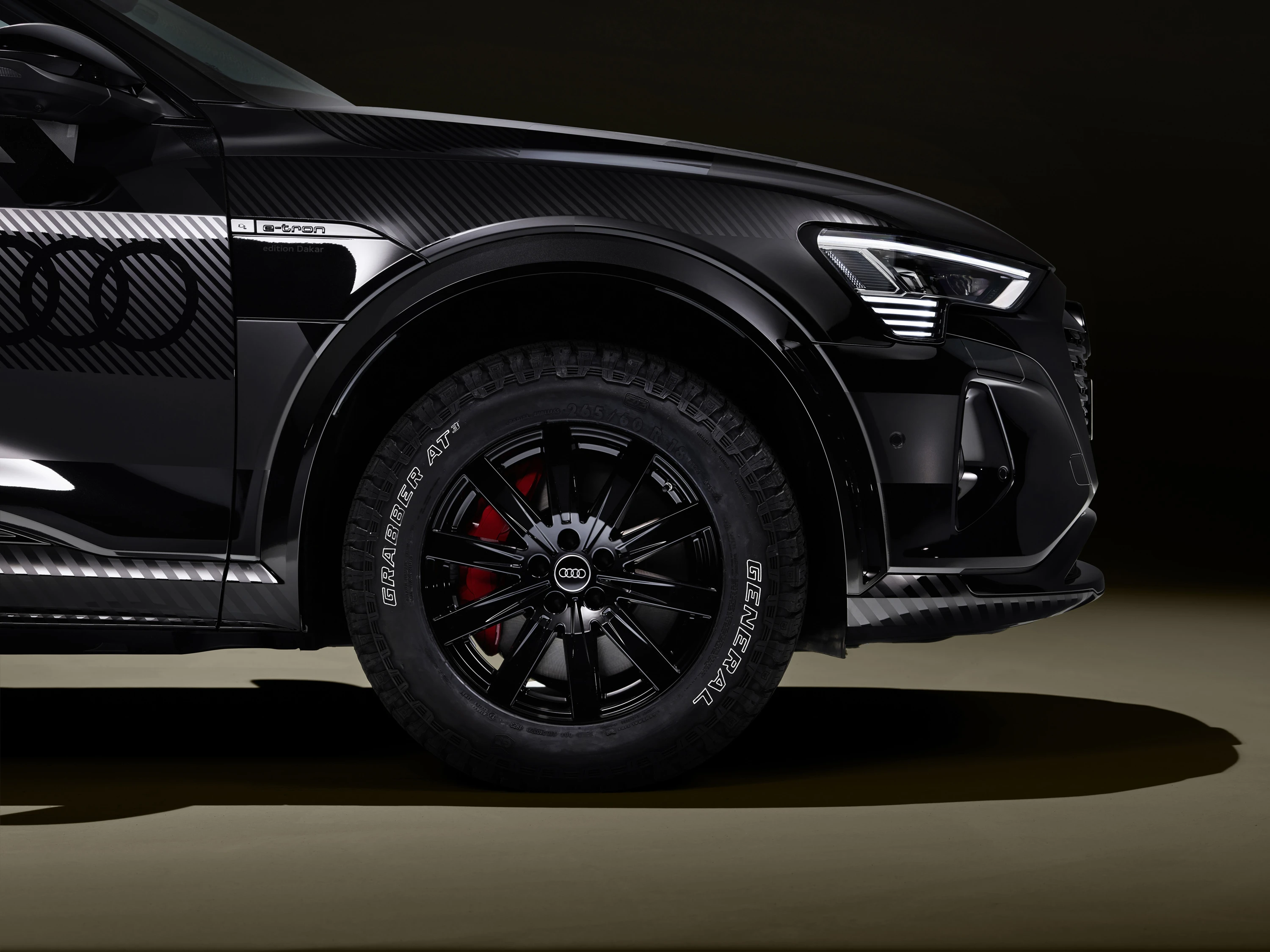 Audi Q8 e-tron edition Dakar wheels view