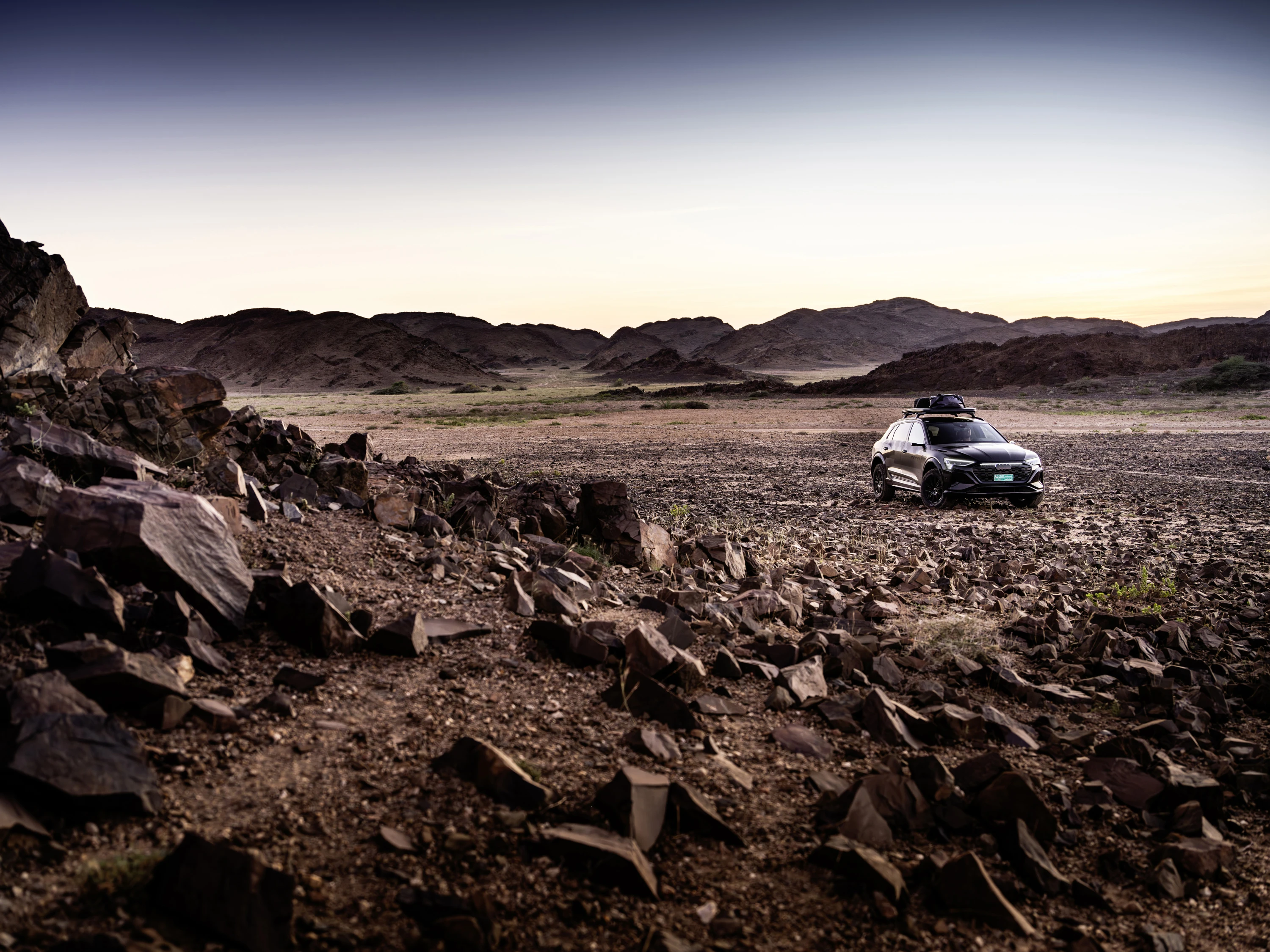 Audi Q8 e-tron edition Dakar dynamic view