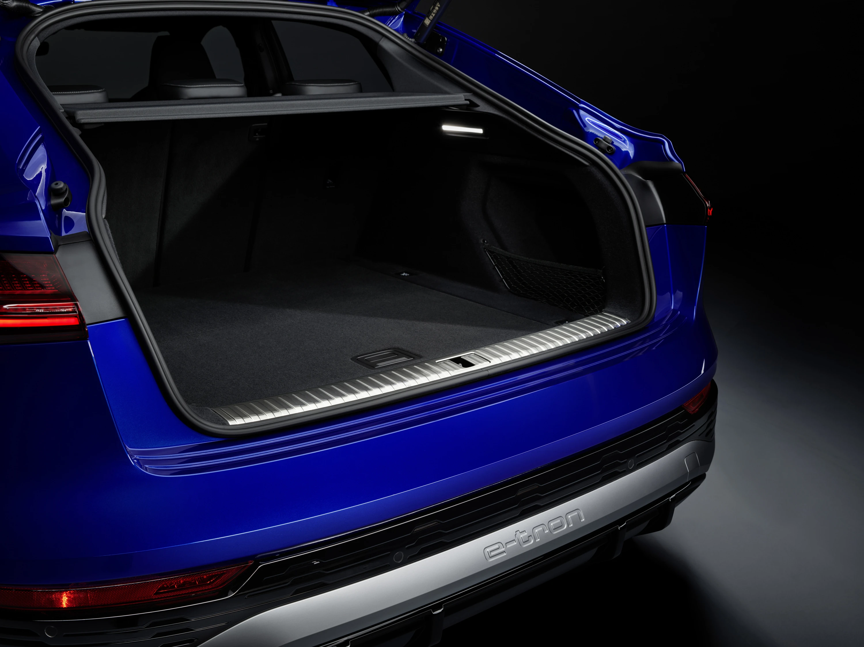 Audi SQ8 Sportback e-tron trunk view