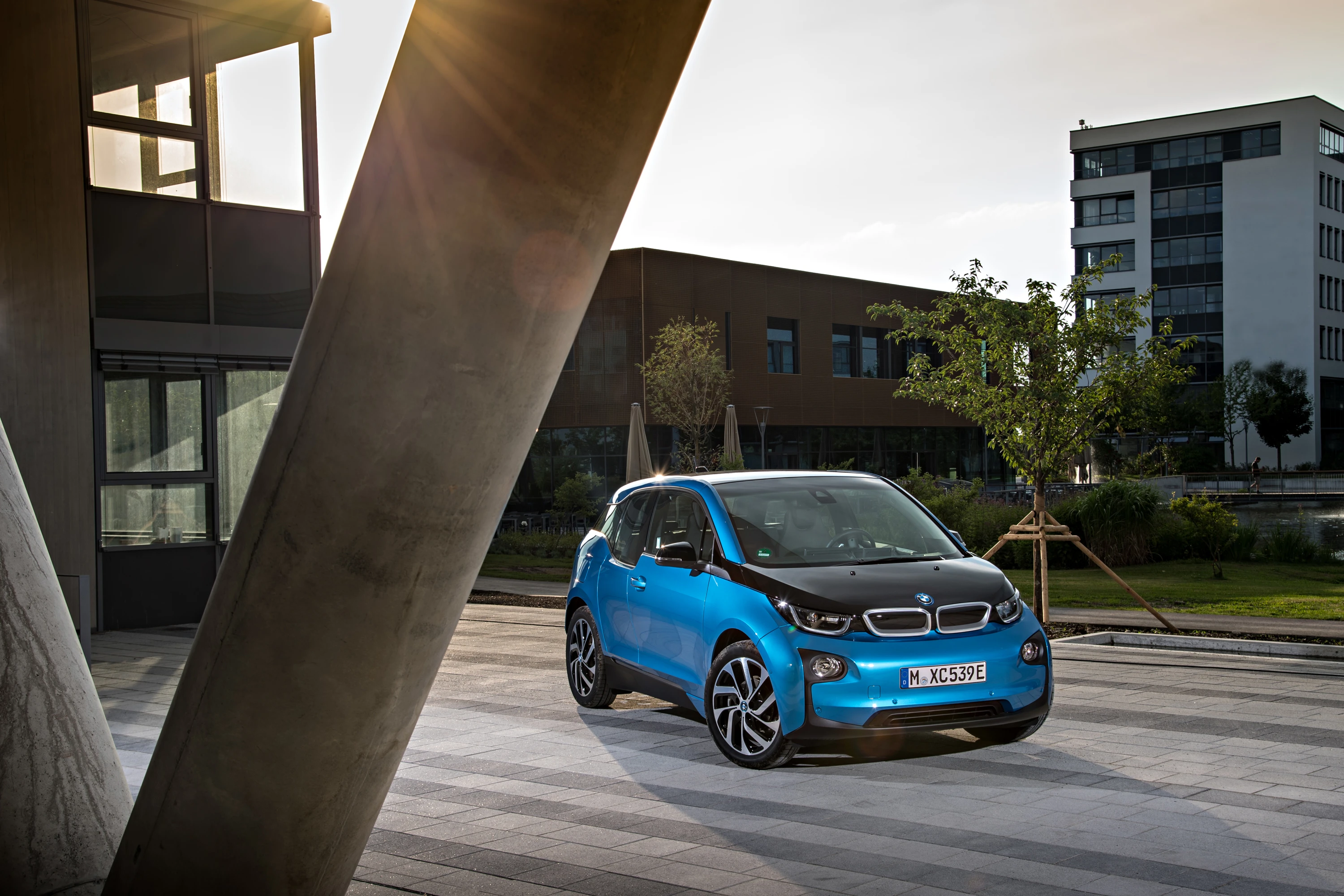 BMW i3 94 Ah exterior view