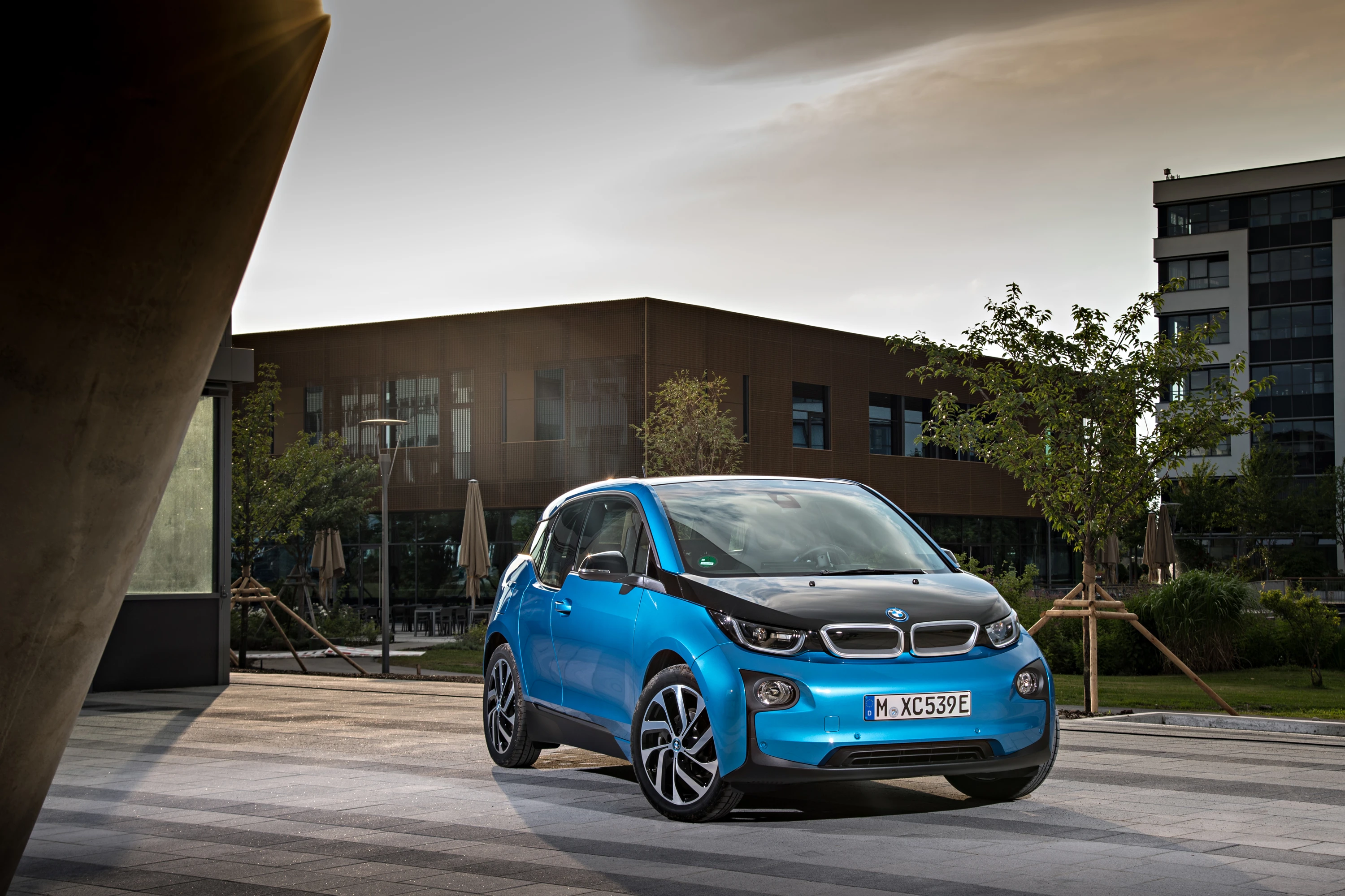 BMW i3 94 Ah exterior view