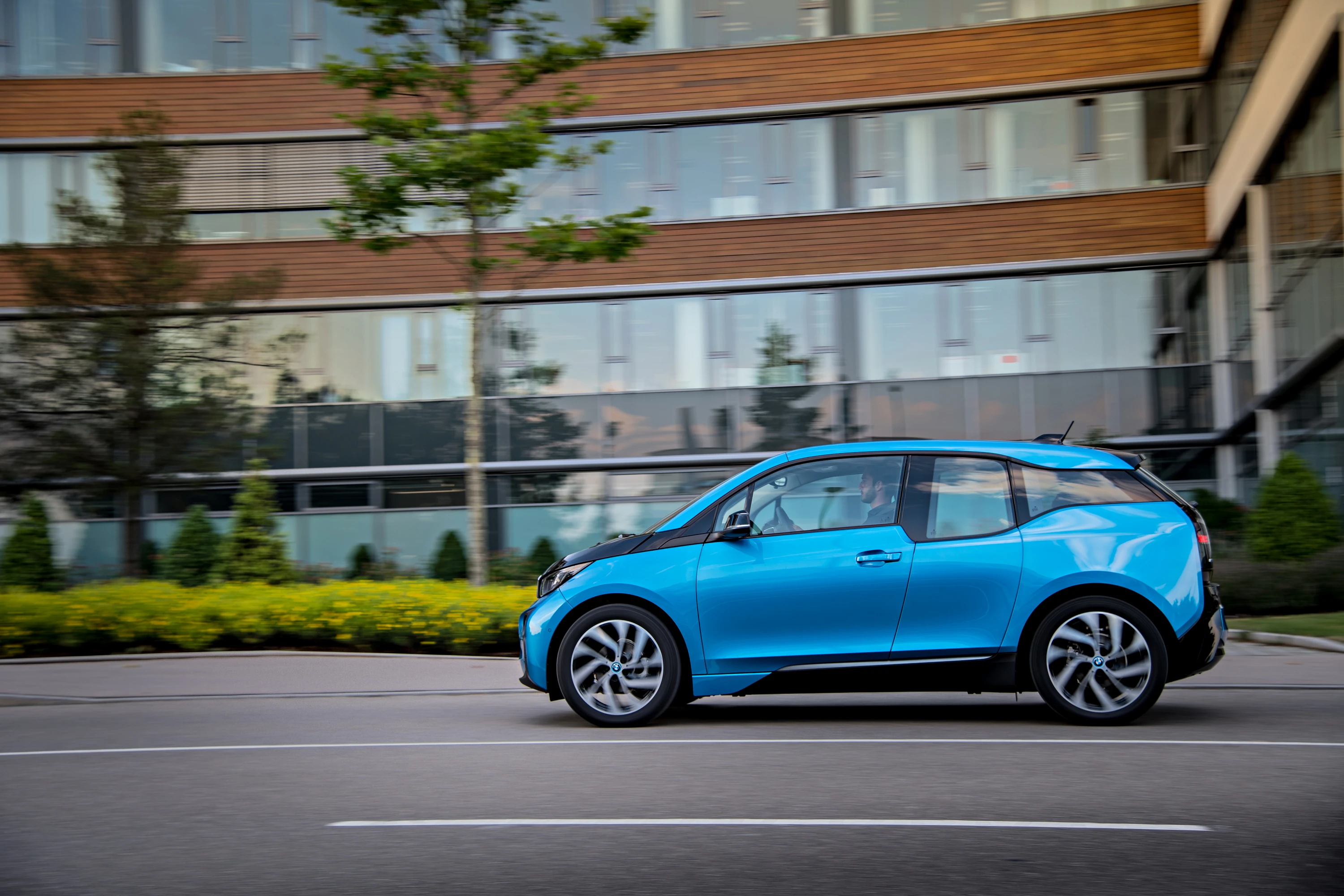 BMW i3 94 Ah exterior view