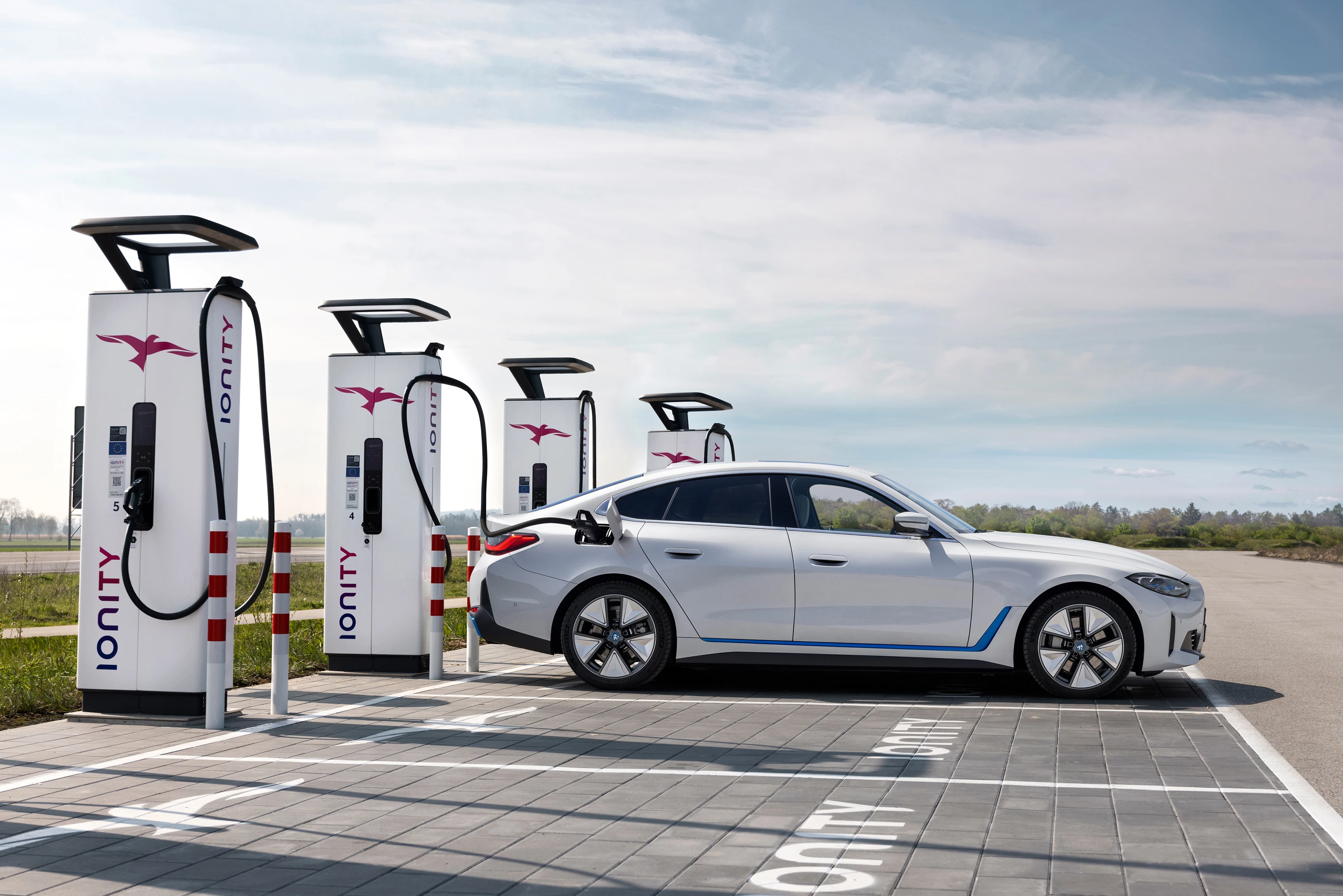 BMW i4 eDrive40 charging view