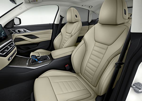 BMW i4 eDrive40 frontseats view