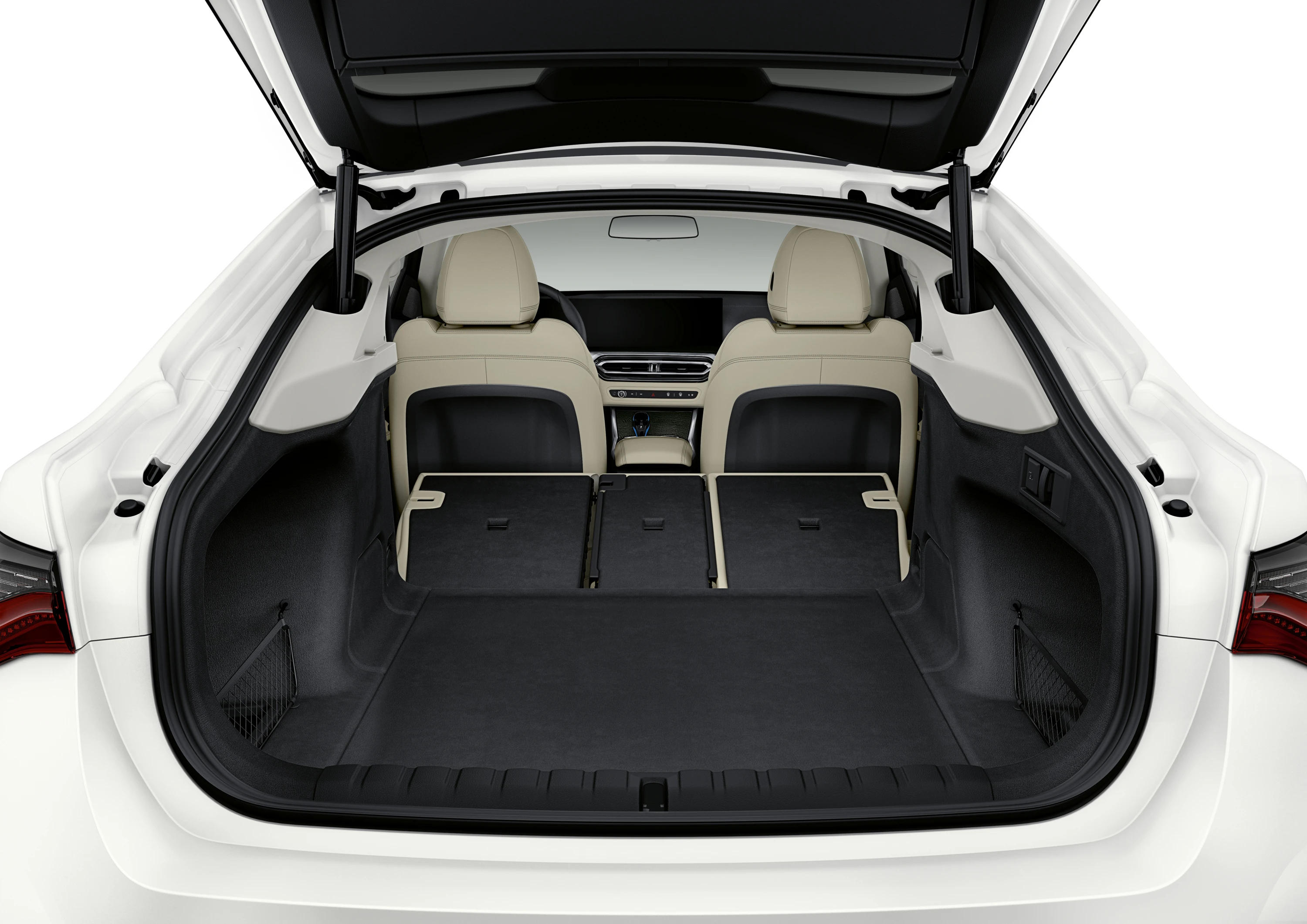 BMW i4 xDrive40 trunk view
