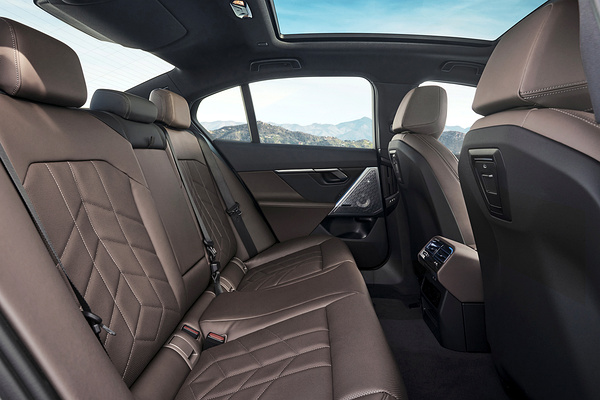 BMW i5 eDrive40 secondrowseats view