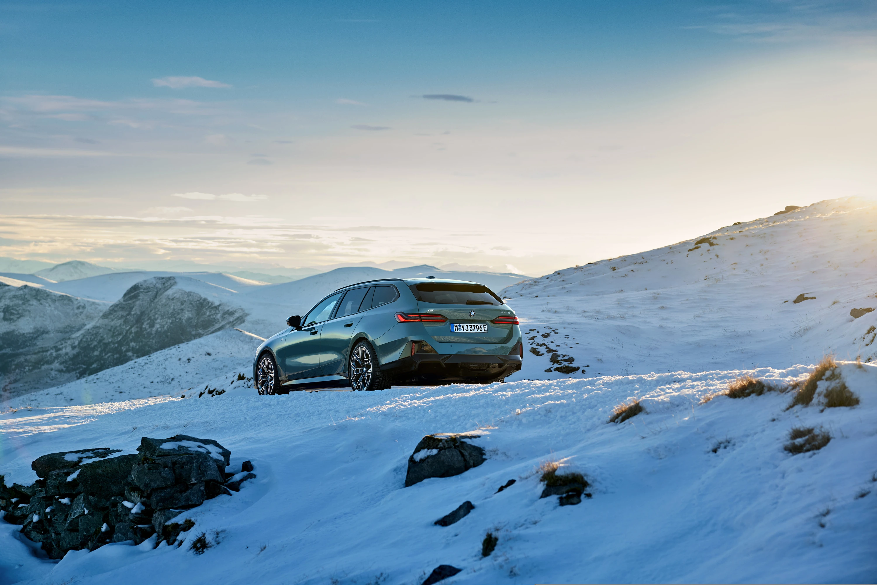 BMW i5 eDrive40 Touring exterior view