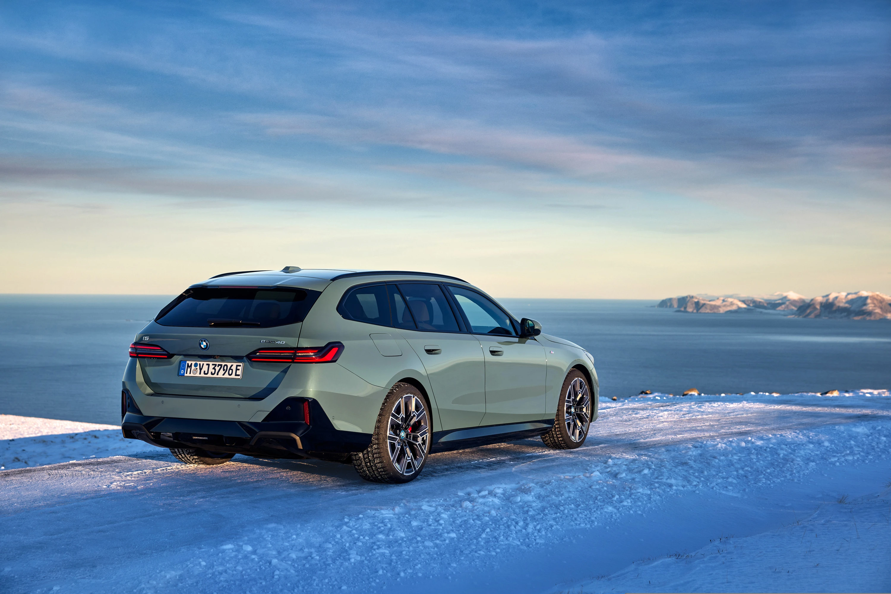 BMW i5 eDrive40 Touring exterior view