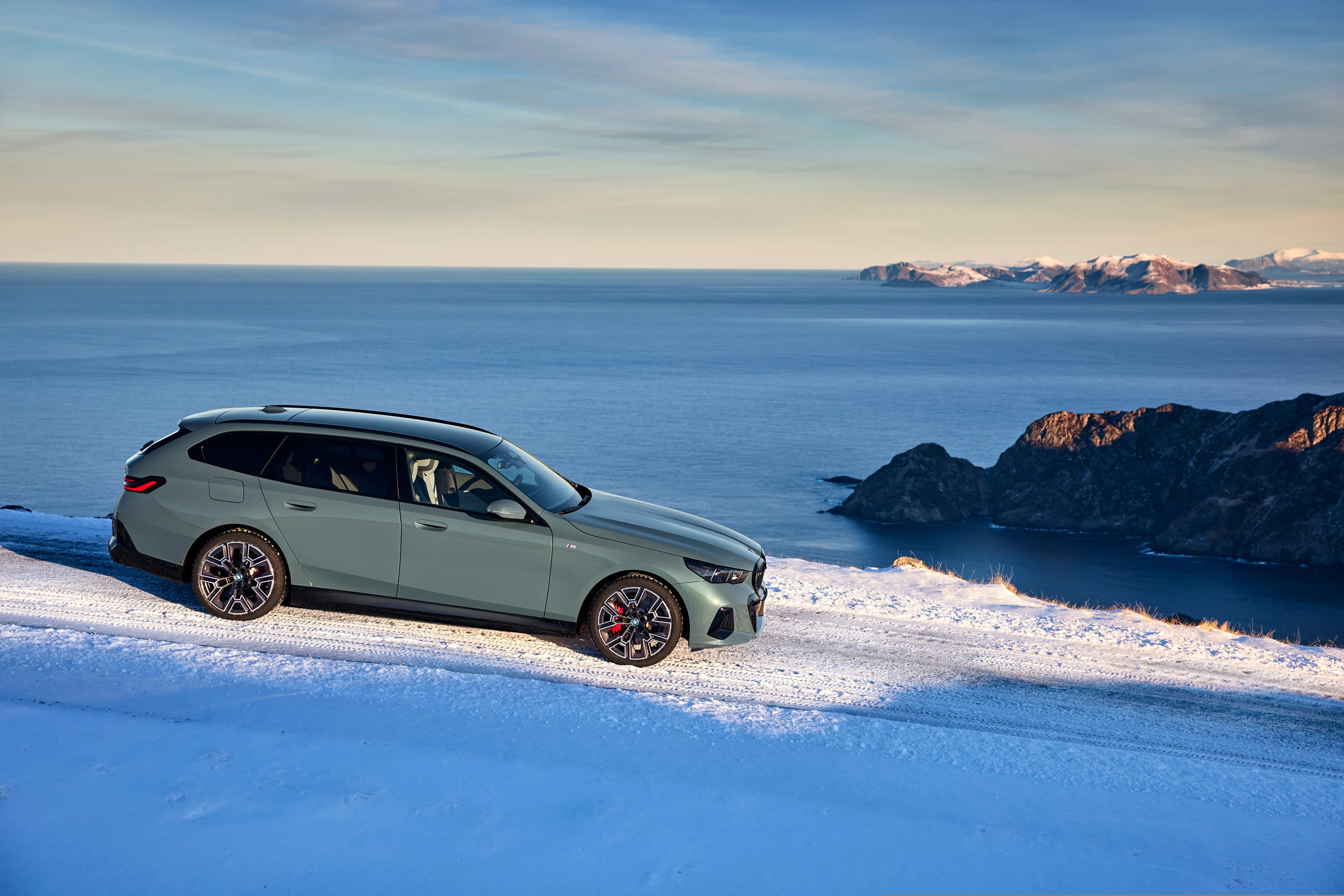BMW i5 eDrive40 Touring exterior view