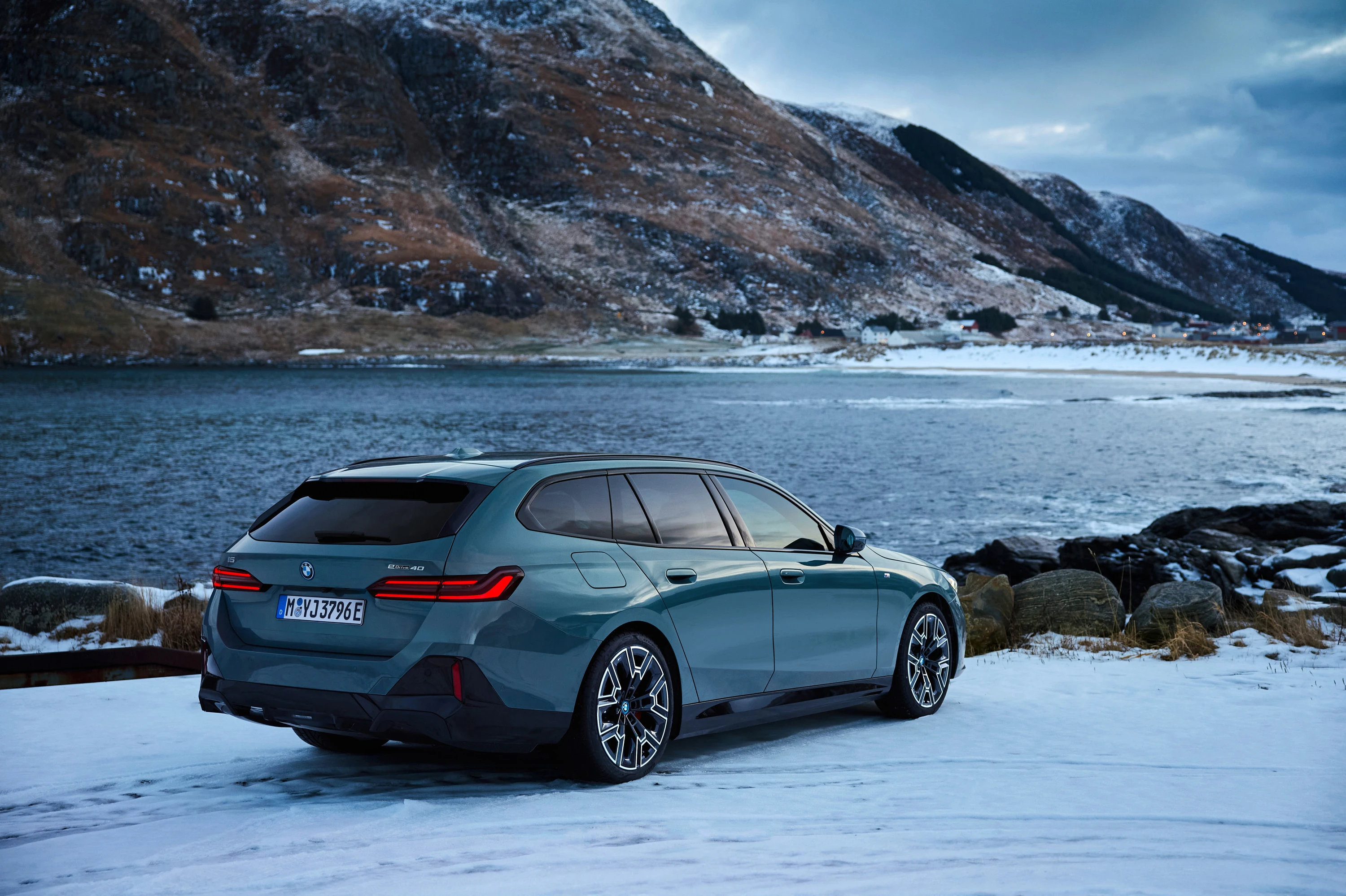 BMW i5 eDrive40 Touring exterior view