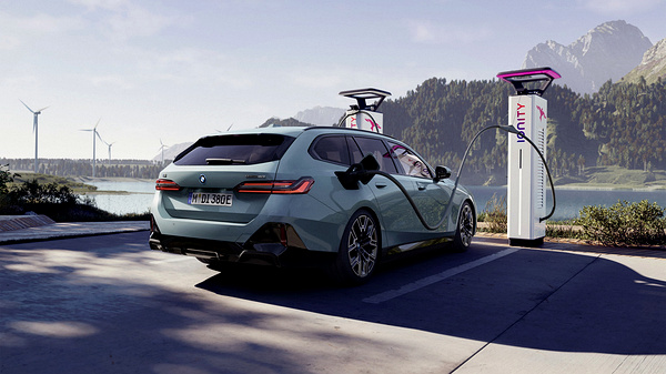 BMW i5 eDrive40 Touring charging view