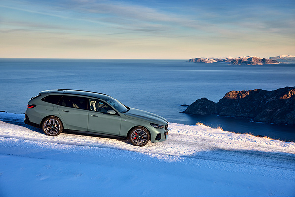 BMW i5 eDrive40 Touring exterior view