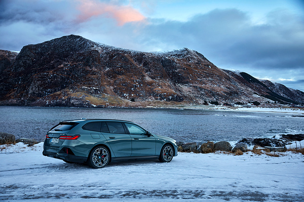 BMW i5 eDrive40 Touring exterior view