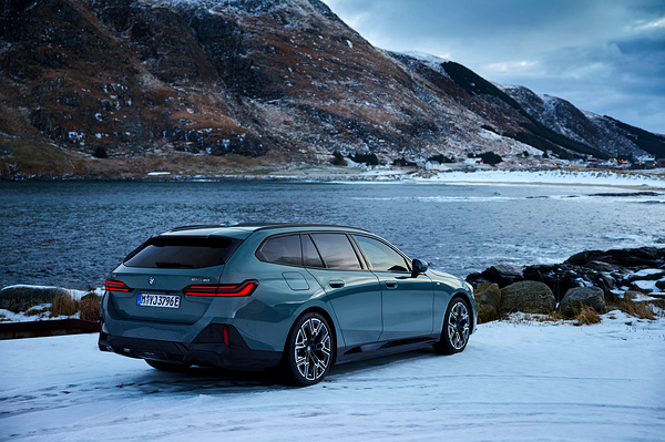 BMW i5 eDrive40 Touring exterior view