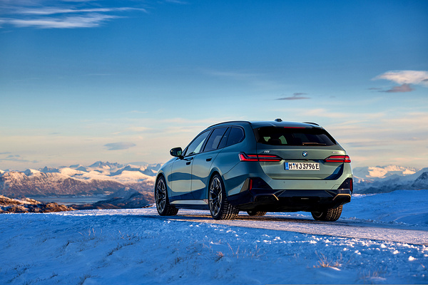 BMW i5 eDrive40 Touring exterior view