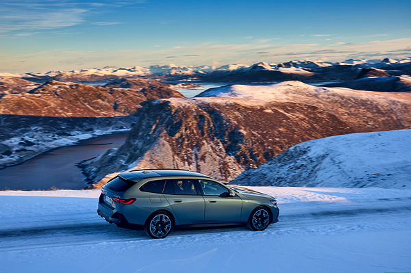 BMW i5 eDrive40 Touring exterior view