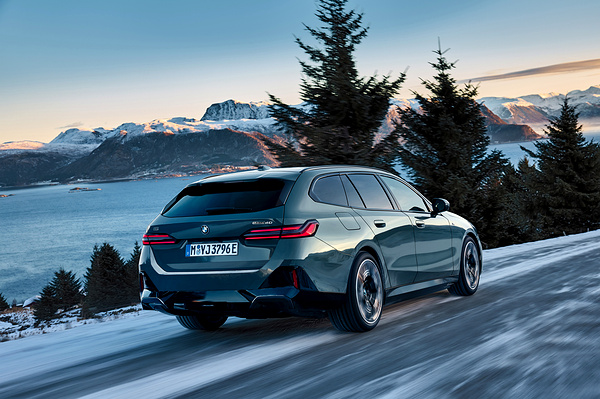 BMW i5 eDrive40 Touring exterior view