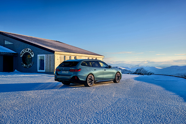 BMW i5 eDrive40 Touring exterior view
