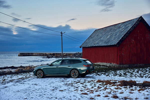 BMW i5 eDrive40 Touring exterior view