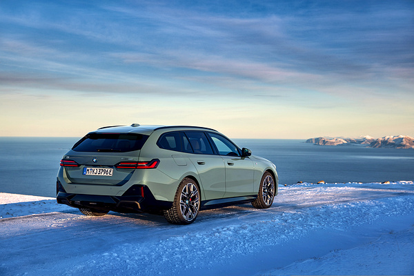 BMW i5 eDrive40 Touring exterior view