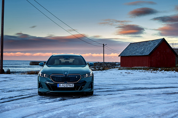 BMW i5 eDrive40 Touring headlights view