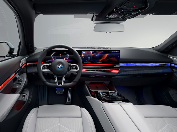 BMW i5 eDrive40 Touring screens view
