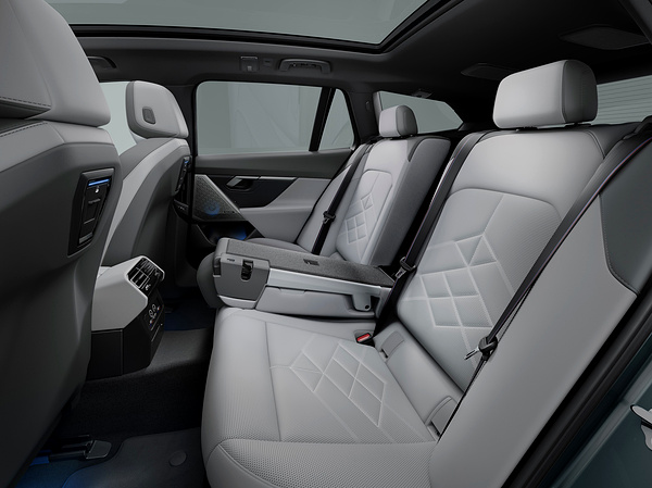 BMW i5 eDrive40 Touring secondrowseats view