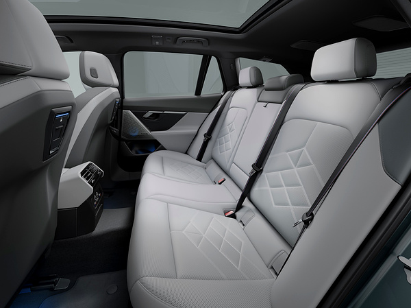 BMW i5 eDrive40 Touring secondrowseats view