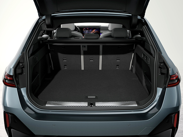 BMW i5 eDrive40 Touring trunk view