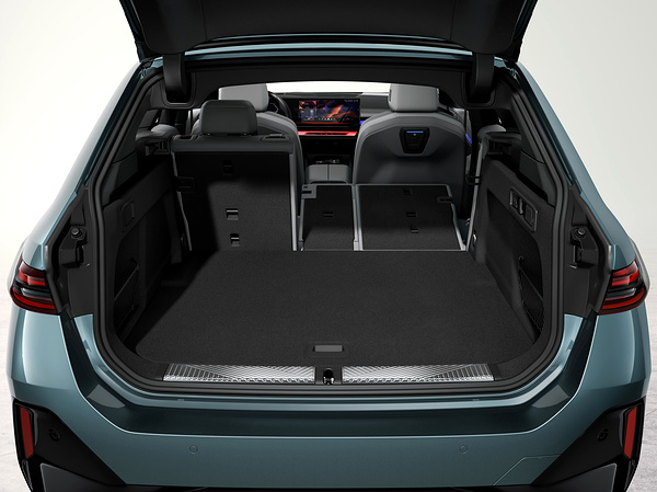 BMW i5 eDrive40 Touring trunk view