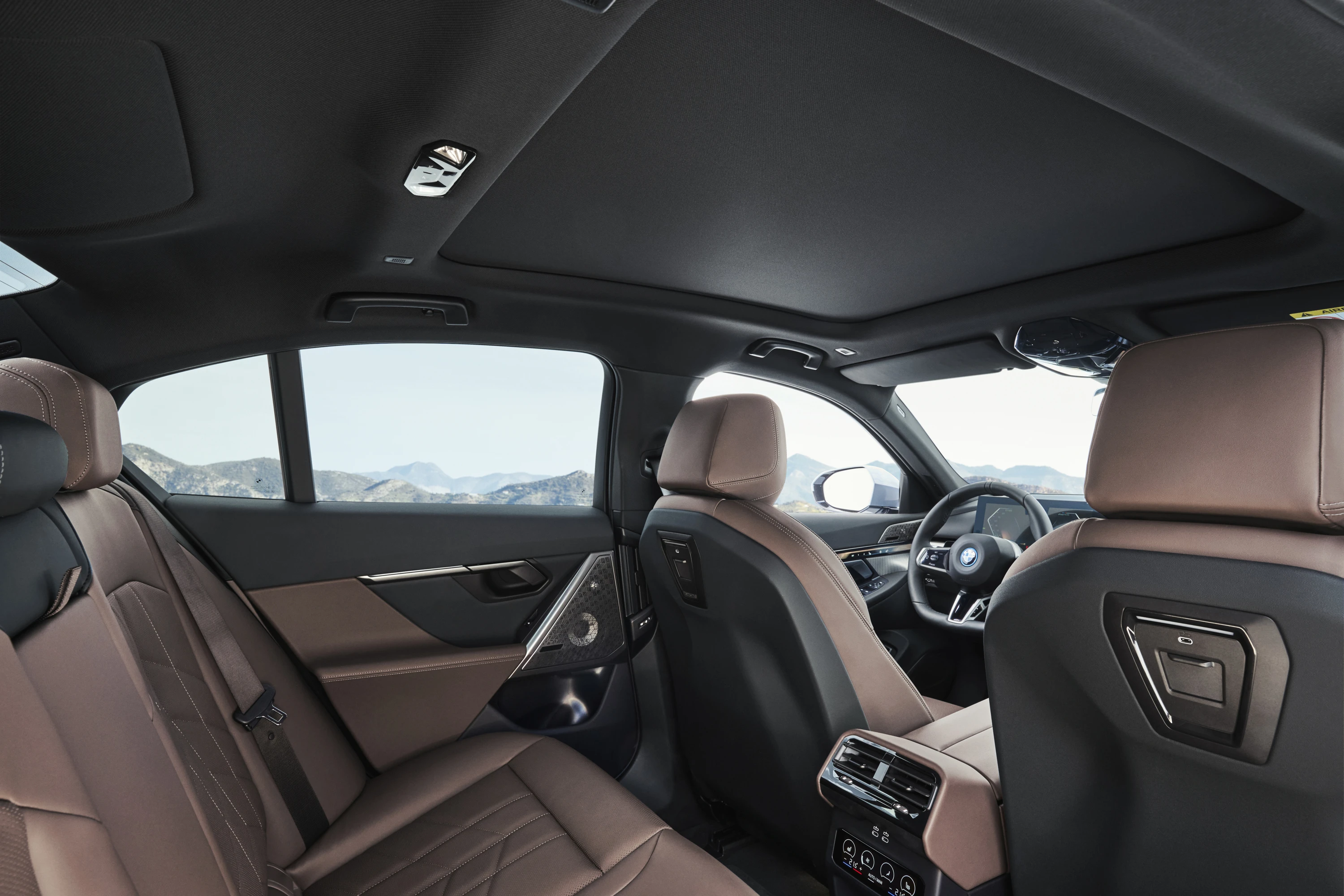 BMW i5 M60 xDrive panoramicroof view