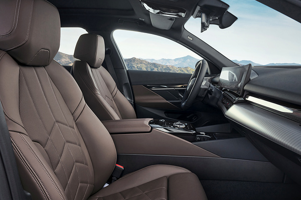 BMW i5 M60 xDrive frontseats view