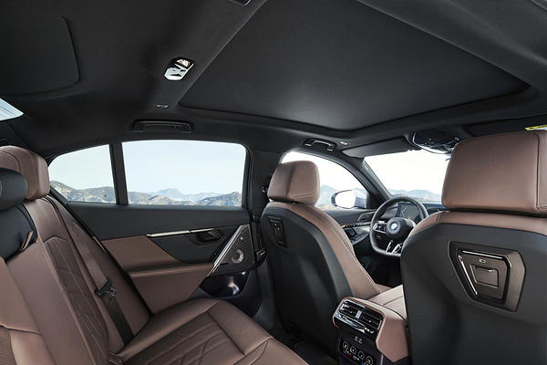 BMW i5 M60 xDrive panoramicroof view