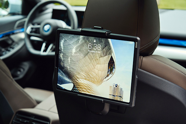 BMW i5 M60 xDrive rearseatentertainment view
