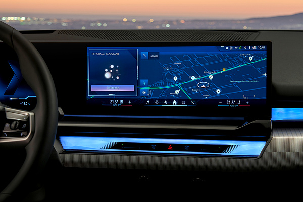 BMW i5 M60 xDrive screens view