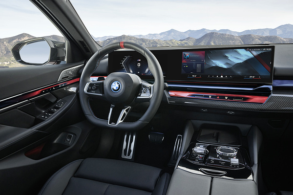 BMW i5 M60 xDrive screens view