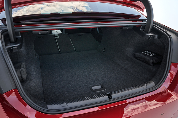 BMW i5 M60 xDrive trunk view