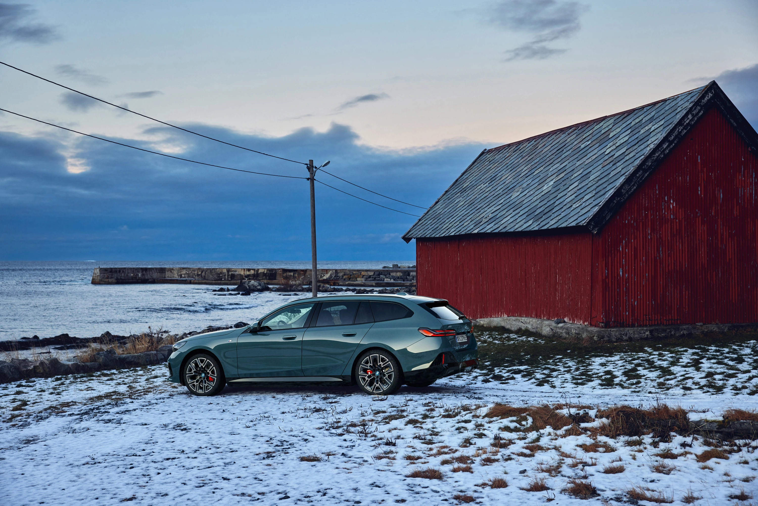 BMW i5 M60 xDrive Touring exterior view