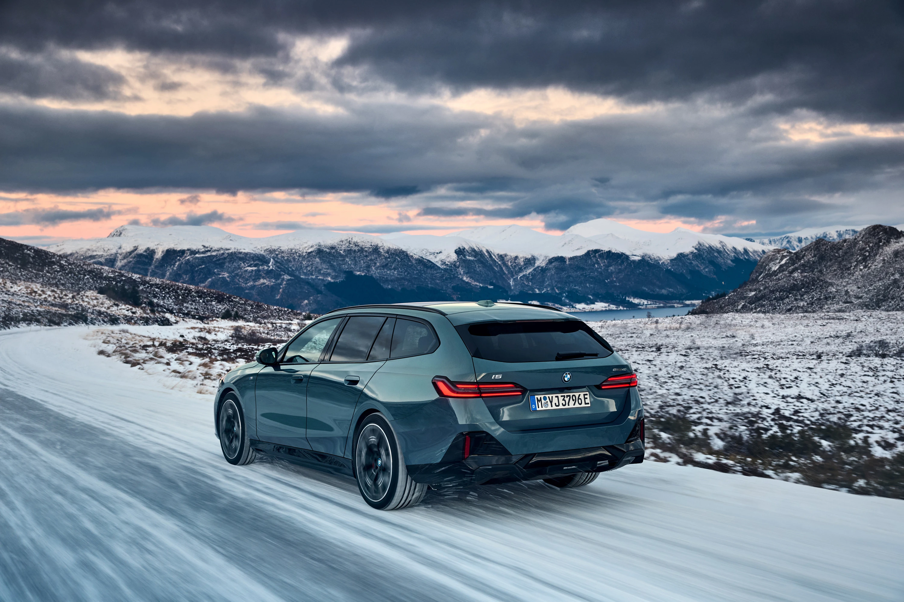 BMW i5 M60 xDrive Touring exterior view