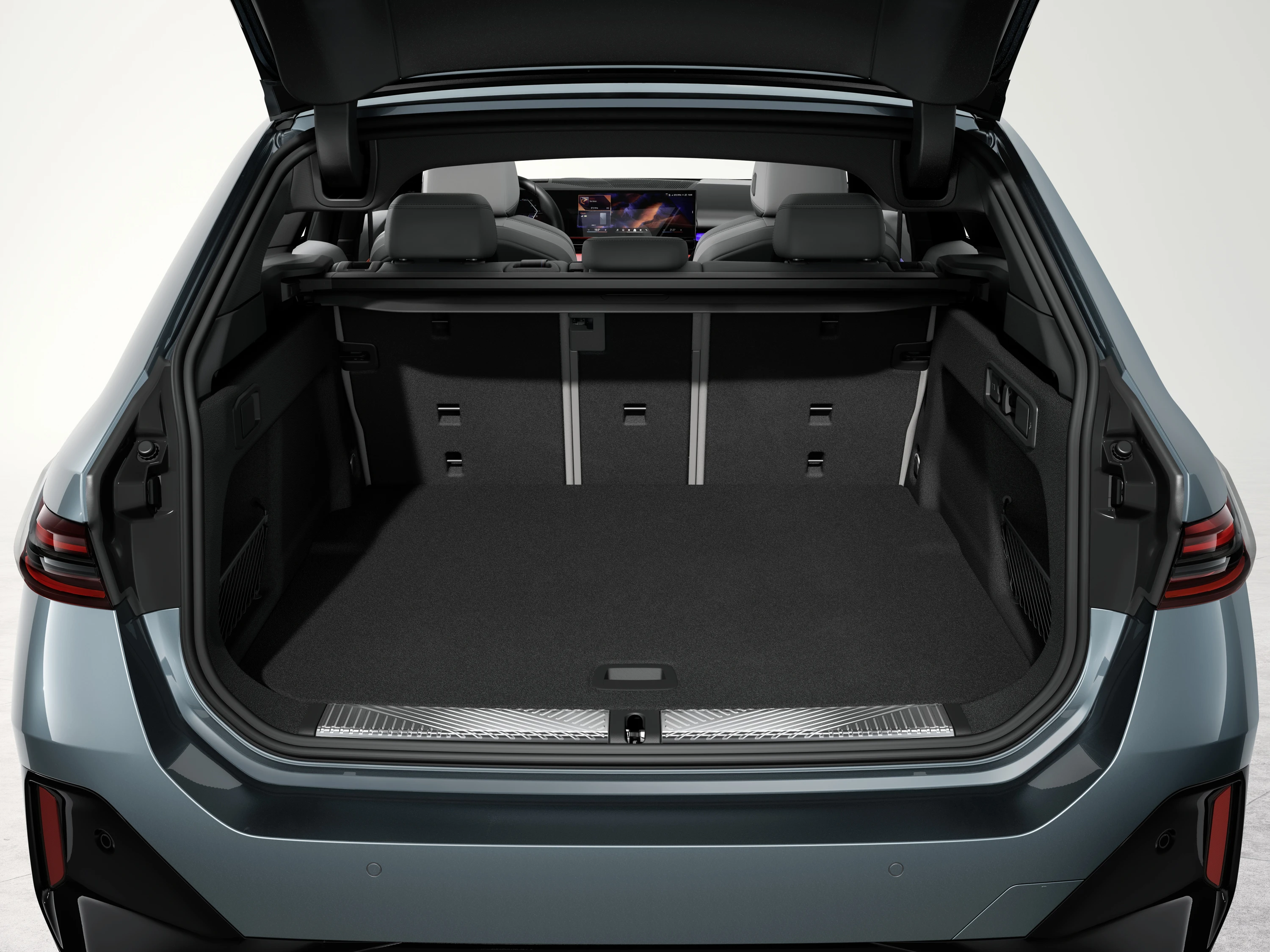 BMW i5 M60 xDrive Touring trunk view