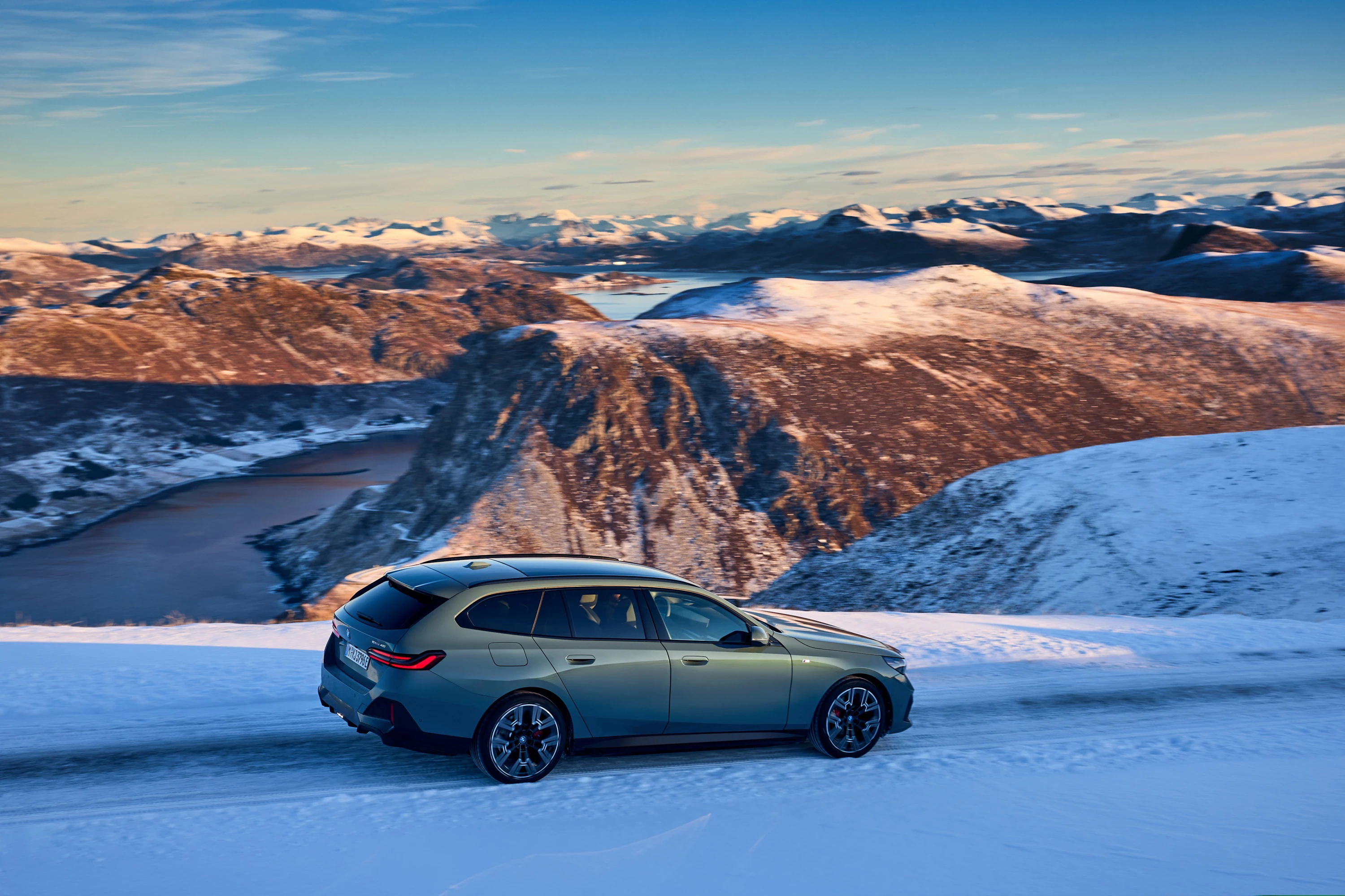 BMW i5 M60 xDrive Touring exterior view