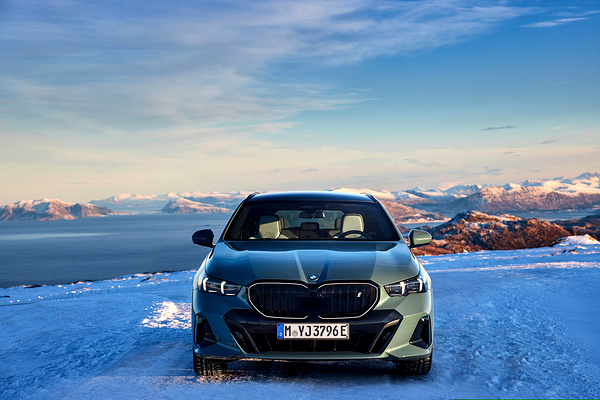 BMW i5 M60 xDrive Touring exterior view