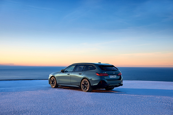 BMW i5 M60 xDrive Touring exterior view