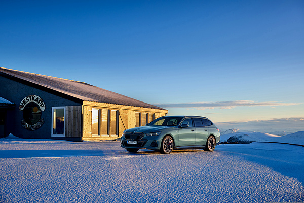 BMW i5 M60 xDrive Touring exterior view