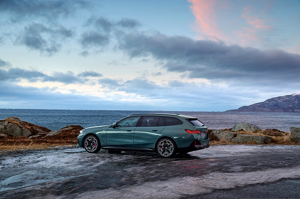BMW i5 M60 xDrive Touring exterior view