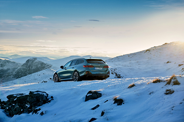BMW i5 M60 xDrive Touring exterior view