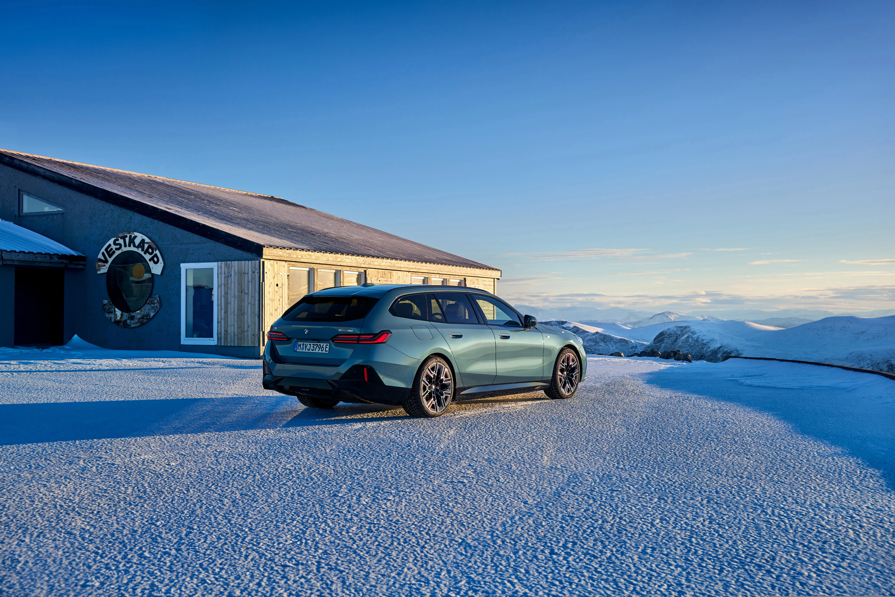 BMW i5 M60 xDrive Touring exterior view