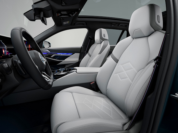 BMW i5 M60 xDrive Touring frontseats view
